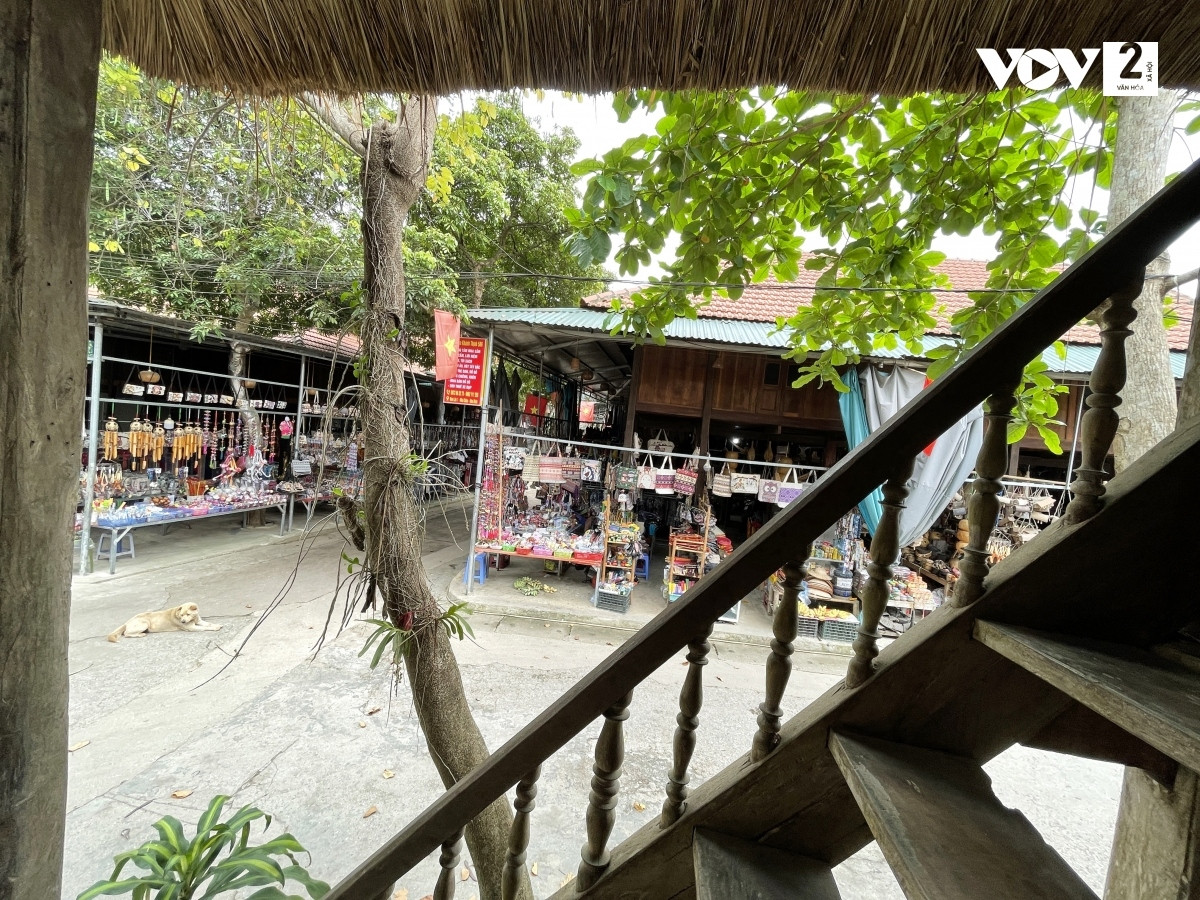 Đường xá và cảnh quan quanh bản đều sạch sẽ, khang trang, gọn gàng