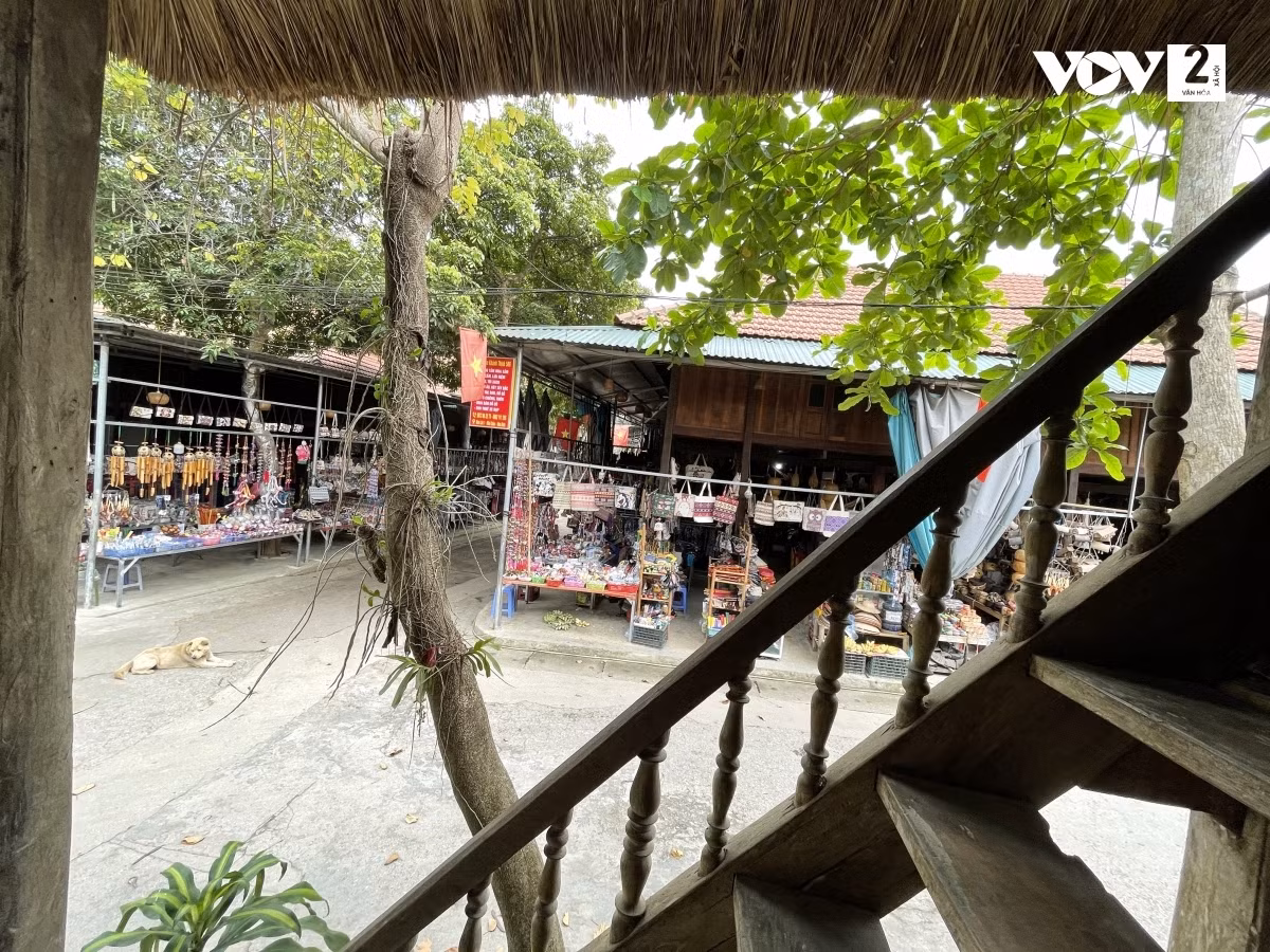 Đường xá và cảnh quan quanh bản đều sạch sẽ, khang trang, gọn gàng