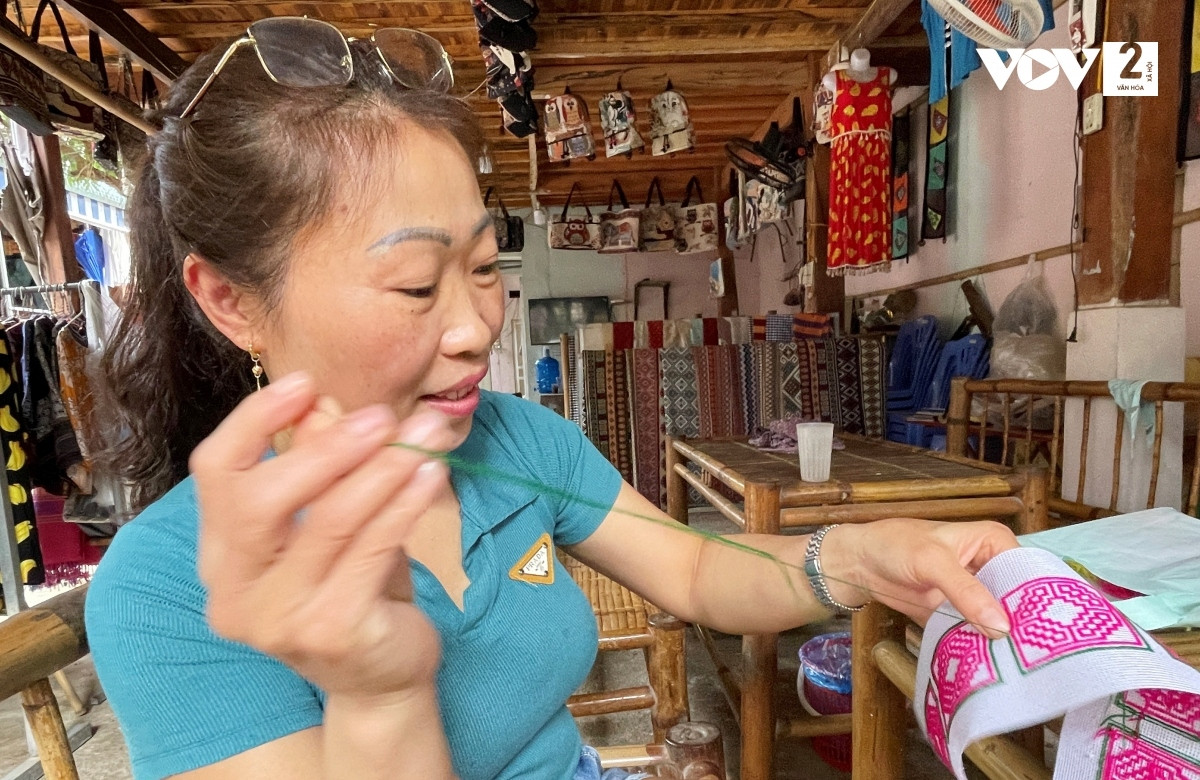 Chị Hà Thị Cúc - người dân bản Lác - làm dịch vụ lưu trú, ăn uống, phục vụ văn nghệ truyền thống và bán hàng lưu niệm. Chị Cúc cho biết: Khi mua hàng ở bản Lác, du khách có thể hoàn toàn yên tâm vì không bị "chặt chém" hay chèo kéo mua hàng. Người bán hàng cũng là người dân ở đây nên rất thật thà và thân thiện. Thậm chí nếu khách xem hàng xong mà không mua thì họ cũng không lấy đó làm phiền.