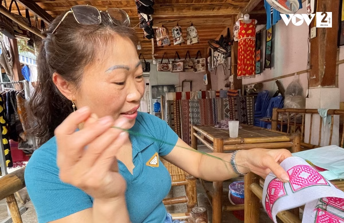 Chị Hà Thị Cúc - người dân bản Lác - làm dịch vụ lưu trú, ăn uống, phục vụ văn nghệ truyền thống và bán hàng lưu niệm. Chị Cúc cho biết: Khi mua hàng ở bản Lác, du khách có thể hoàn toàn yên tâm vì không bị "chặt chém" hay chèo kéo mua hàng. Người bán hàng cũng là người dân ở đây nên rất thật thà và thân thiện. Thậm chí nếu khách xem hàng xong mà không mua thì họ cũng không lấy đó làm phiền.