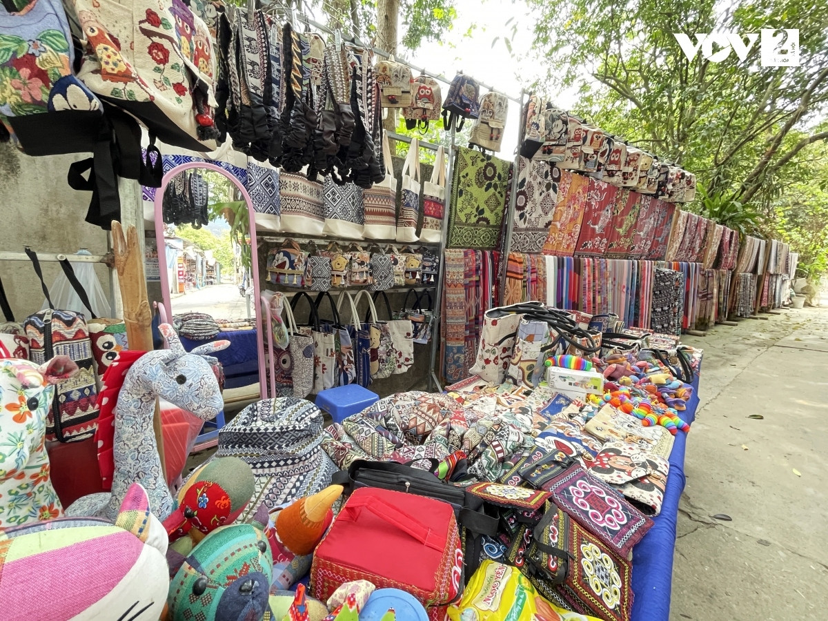 Các gian hàng được bày bán ngay tại nhà sàn của người dân hoặc tại những khu chợ bản, chợ phiên. Các mặt hàng được bày bán rất đa dạng, với nhiều chủng loại, mẫu mã.