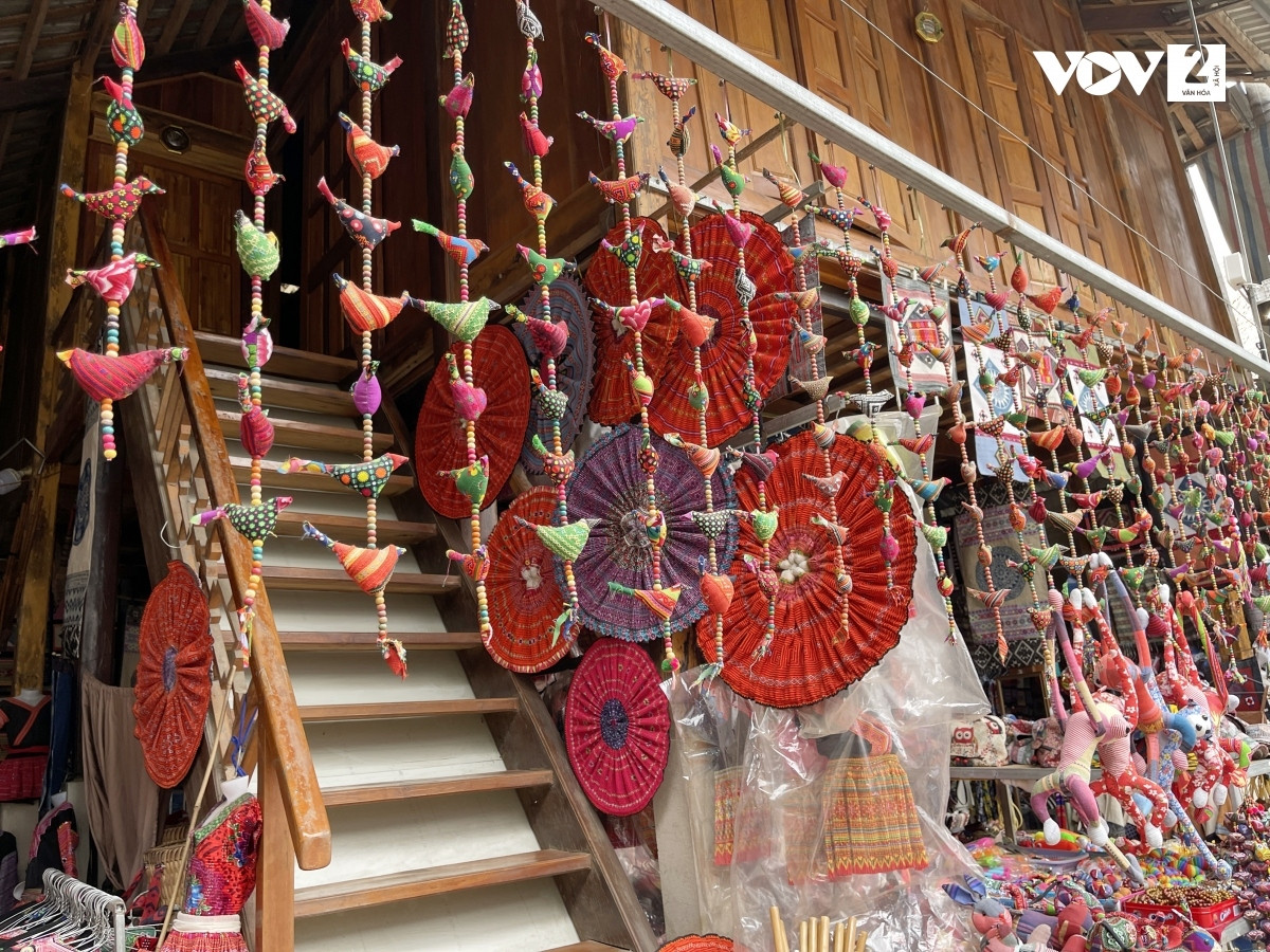 Một số hình ảnh hàng lưu niệm được bày bán tại bản Lác: