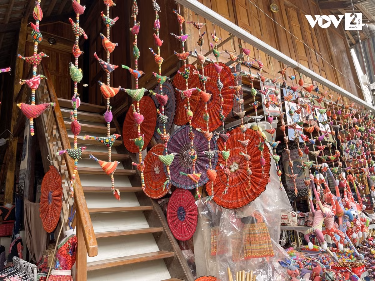 Một số hình ảnh hàng lưu niệm được bày bán tại bản Lác: