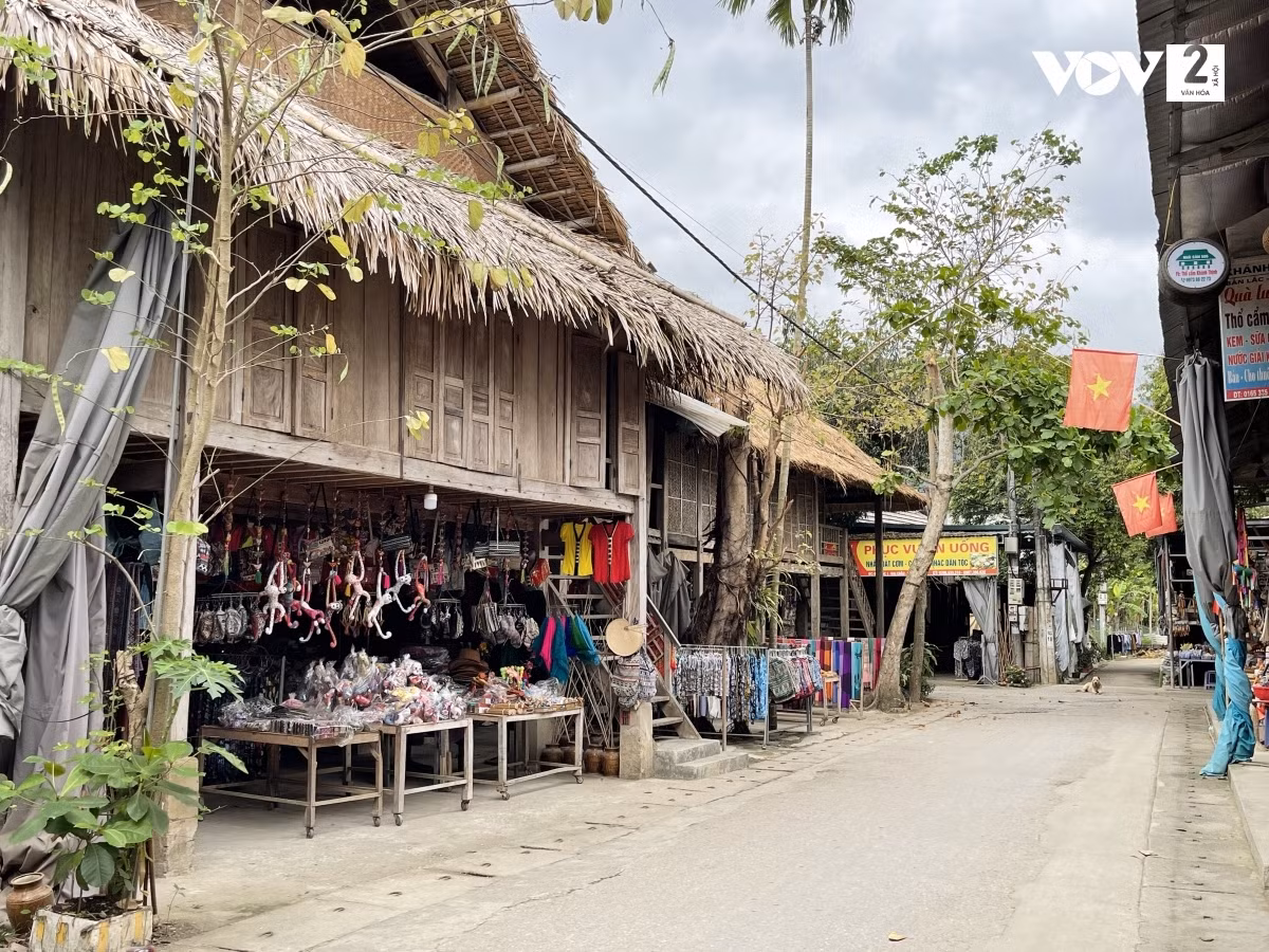 Bản Lác là địa bàn sinh sống chủ yếu của người dân tộc Thái trắng. Đến bản Lác, du khách sẽ được ở trong những căn nhà sàn truyền thống xinh xắn, cũng là một địa điểm hoạt động văn hoá du lịch cộng đồng vô cùng phát triển tại đây.