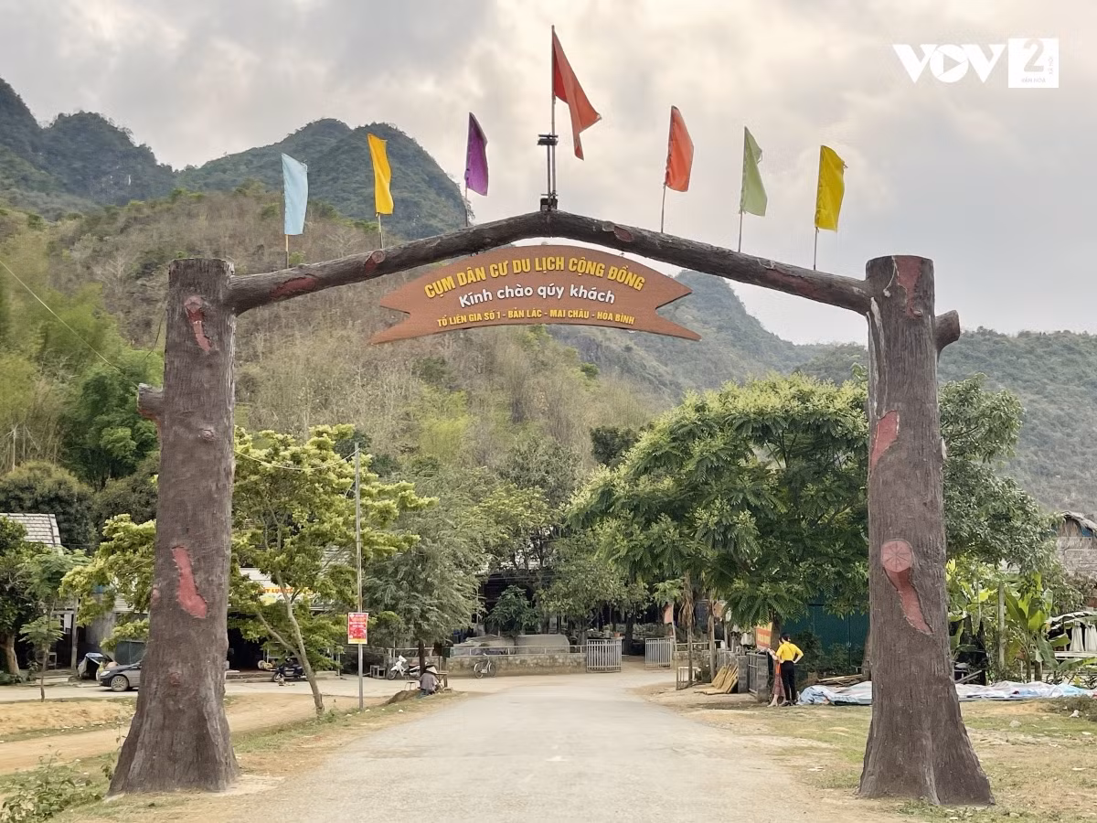  Bản Lác nằm trong thung lũng nhỏ của huyện Mai Châu, tỉnh Hoà Bình, nơi có khí hậu ôn hoà, bầu không khí trong lành, cảnh sắc tuyệt đẹp và nên thơ, con người hiền hậu.