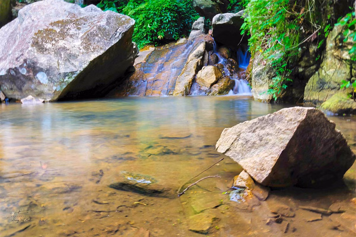Nếu là người yêu thích mạo hiểm, thích khám phá hoặc trekking ngắn thì suối Thanh Long sẽ là địa điểm không thể bỏ qua khi đến An Giang. Ảnh: Dương Việt Anh