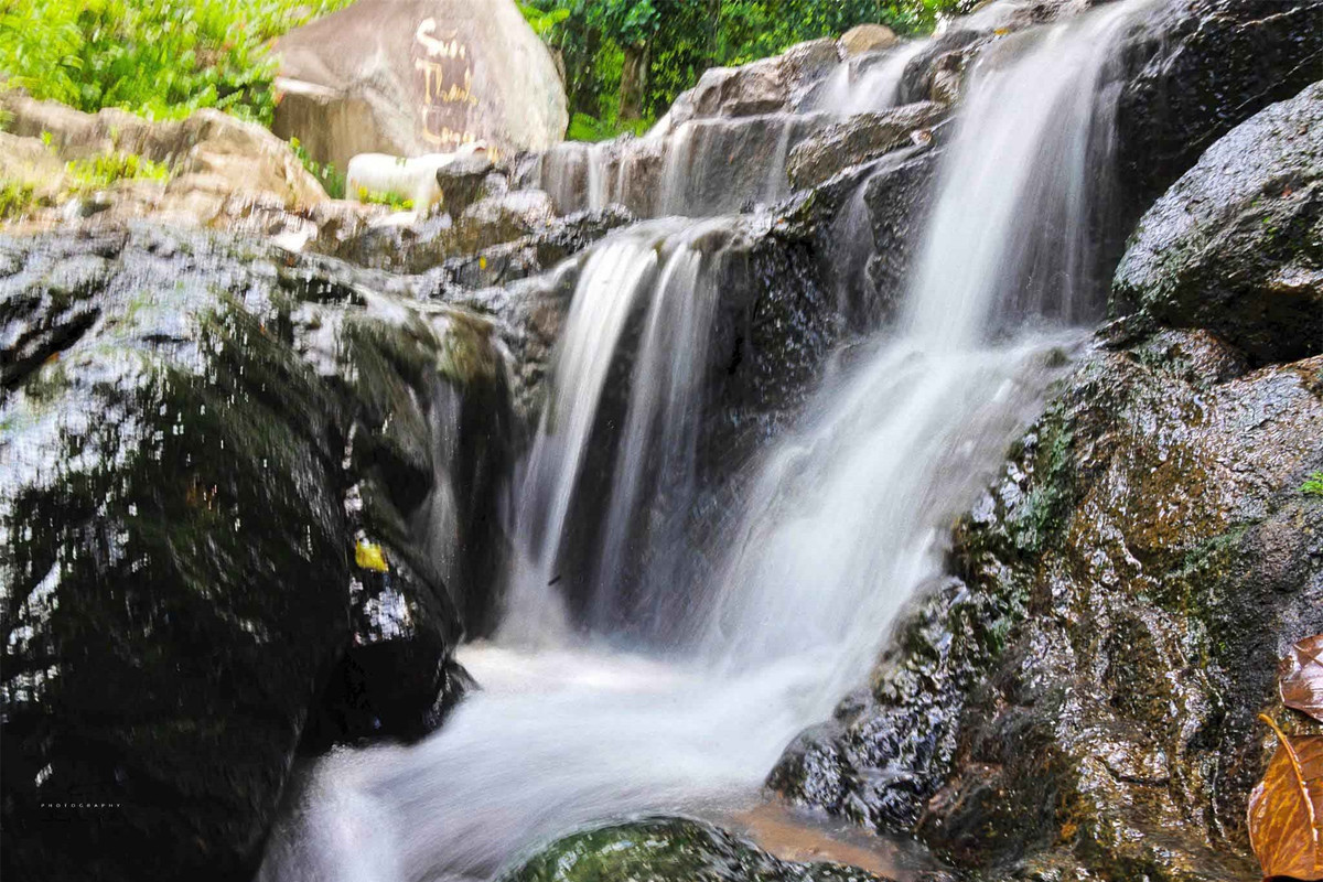 Đặc biệt, vào cuối tháng 6 hàng năm, khi những cơn mưa bắt đầu kéo dài, suối Thanh Long lại trở nên ảo diệu hơn. Ảnh: Dương Việt Anh
