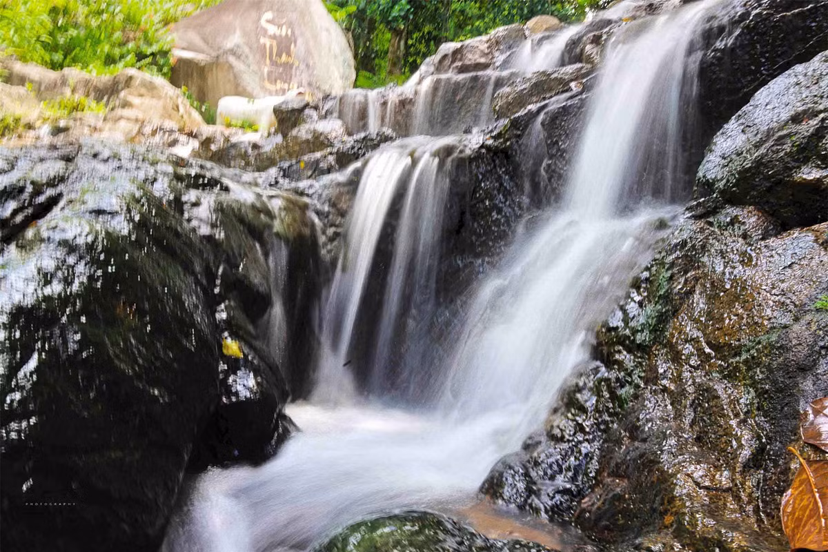 Đặc biệt, vào cuối tháng 6 hàng năm, khi những cơn mưa bắt đầu kéo dài, suối Thanh Long lại trở nên ảo diệu hơn. Ảnh: Dương Việt Anh