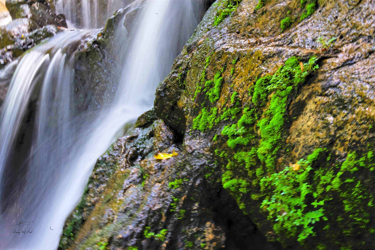 Suối Thanh Long có những tảng đá rất lớn, thích hợp cho các du khách ngồi thư giản, nghỉ ngơi. Ảnh: Dương Việt Anh