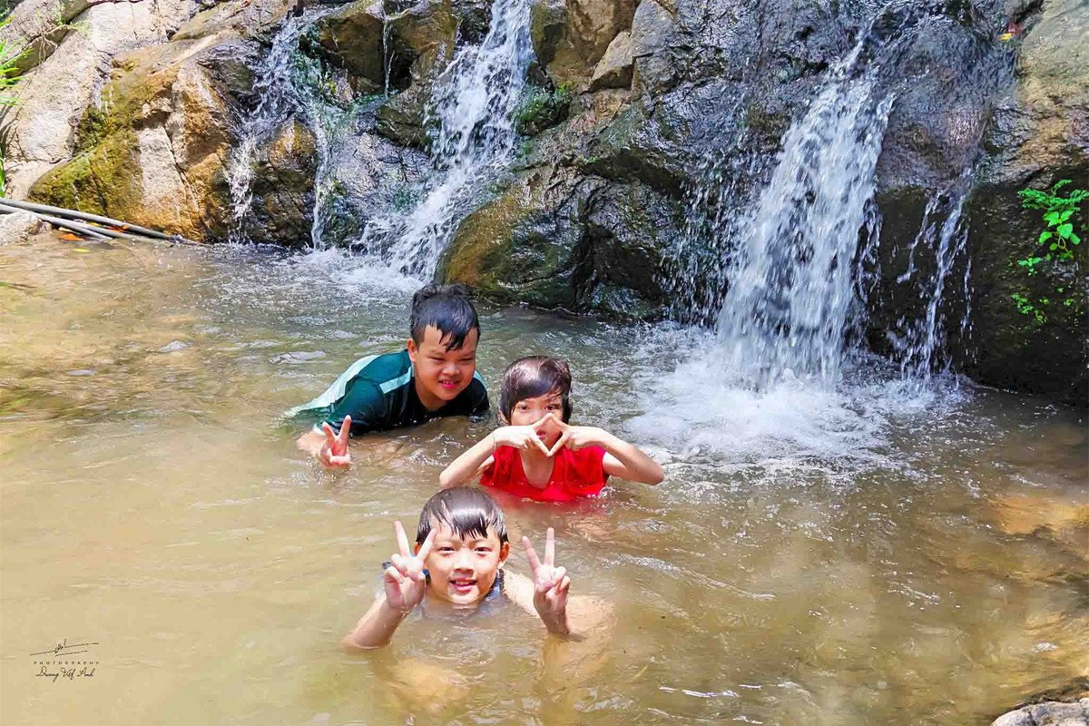 Khi đến đây, du khách có thể tận hưởng cảm giác ngâm mình trong dòng nước mát lạnh. Ảnh: Dương Việt Anh