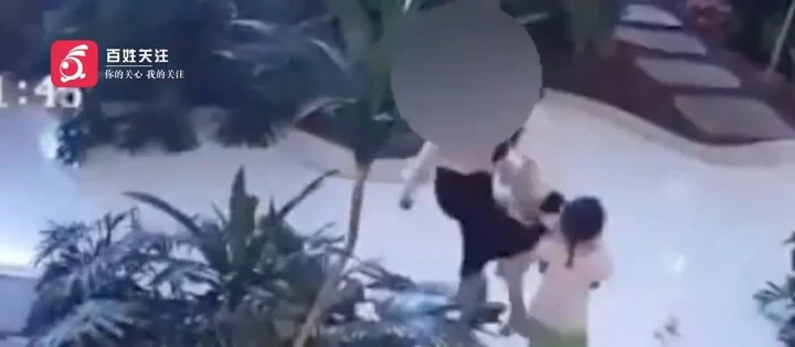 Người mẹ dùng ghế đánh con, bồi bàn ngăn cản nhận kết bất ngờ Nguoi me dung ghe danh con, boi ban ngan can nhan ket bat ngo