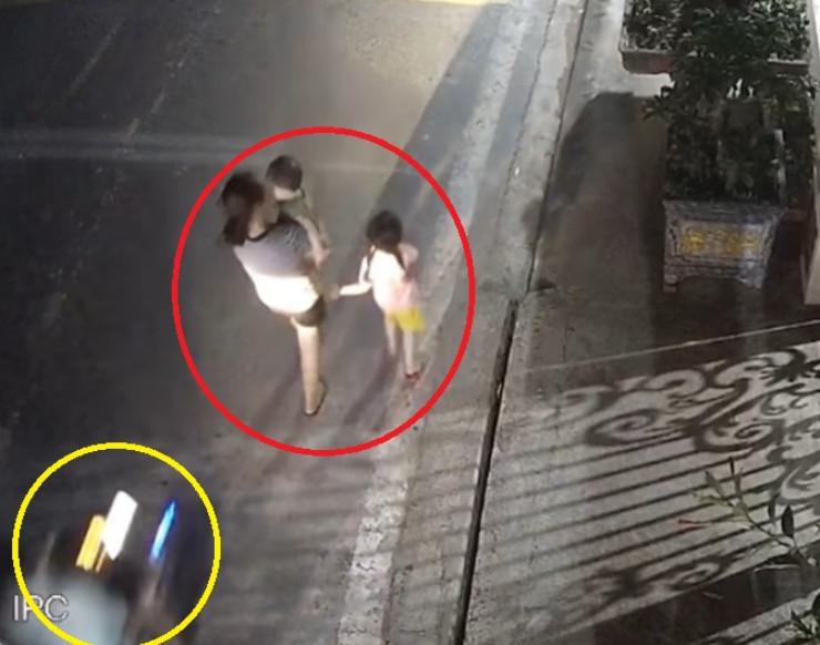 Video: Tranh cai canh me be con nho bi xe may tong trung