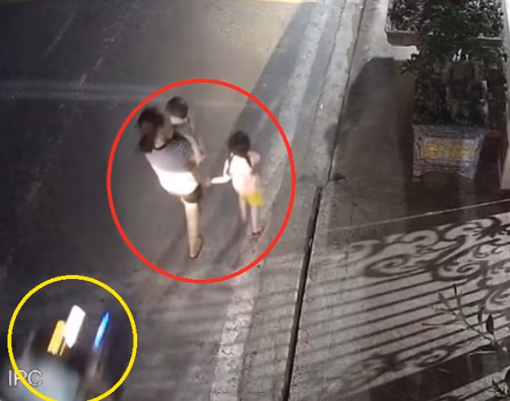 Video: Tranh cai canh me be con nho bi xe may tong trung