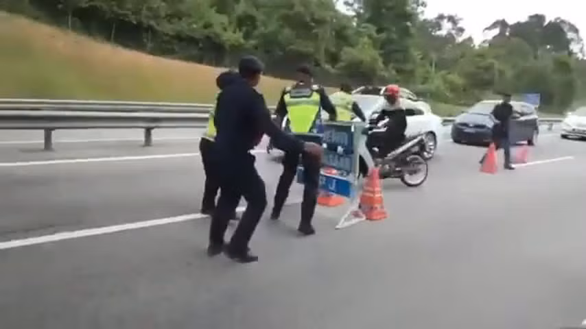 Video: Cố tình "thông chốt", nam thanh niên tông văng cảnh sát Video: Co tinh