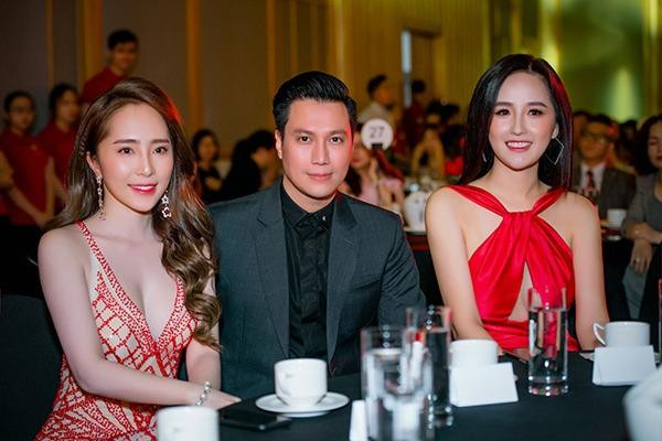 Việt Anh - Quỳnh Nga cũng không né tránh, tạo khoảng cách hay ngại có những tương tác khá tình tứ khi chụp ảnh chung như khoác tay, ôm eo.