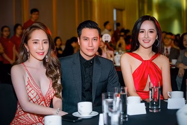 Việt Anh - Quỳnh Nga cũng không né tránh, tạo khoảng cách hay ngại có những tương tác khá tình tứ khi chụp ảnh chung như khoác tay, ôm eo.