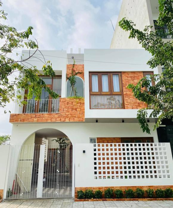 br/> Bao nhiêu bộn bề, lo âu ngoài kia như được gác lại khi bước chân về tổ ấm thoáng mát, tràn ngập sắc xanh này. Ngôi nhà này nằm ở Quảng Ngãi của một cặp vợ chồng trẻ.