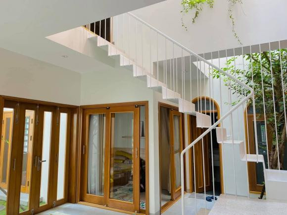 Ngôi nhà hai tầng tràn ngập ánh sáng của vợ chồng trẻ.