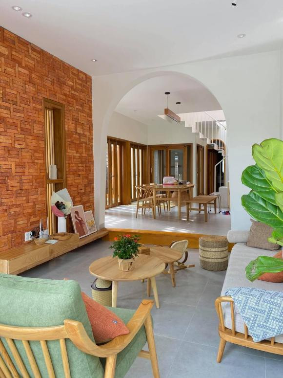 Không gian sinh hoạt có diện tích 8x16, chỉ có 2 tầng. Tầng 2 là không gian của phòng sinh hoạt chung, 3 phòng ngủ, 1 phòng thờ và 2 phòng vệ sinh. Từ tầng này, 3 khoảng giếng trời được mở ra, đem ánh sáng đi khắp nơi.