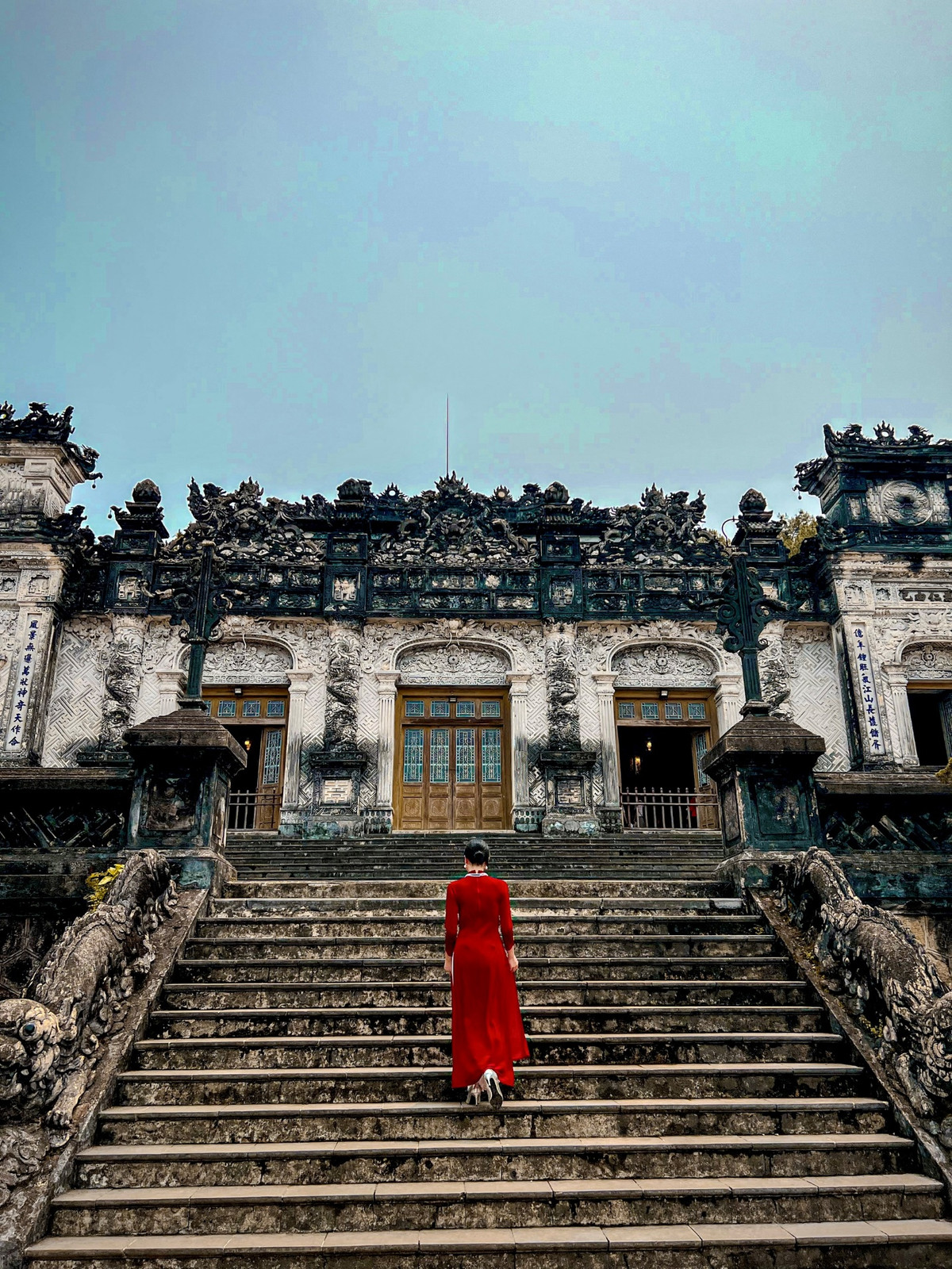 Theo Mai Huyền, thời gian đẹp để du lịch Huế vào khoảng tháng 4 đến tháng 8. Sau lần đầu đi nhầm vào tháng 11 mùa mưa, lần này Huyền trở lại Huế vào tháng 4, nắng đẹp mà không quá nóng, thời tiết dễ chịu, thích hợp cho tham quan và có ảnh đẹp mang về. Trong đợt đó, Huyền có ghé thêm tỉnh Quảng Trị tham quan một số di tích lịch sử như cầu Hiền Lương, sông Bến Hải, Thành cổ Quảng Trị. Nếu sắp xếp được thời gian, mọi người có thể đi tàu vào Đà Nẵng. Huyền đi tàu ngắm cảnh kết hợp với sống ảo.