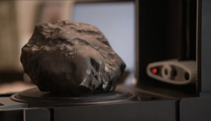 Viên đá lớn rơi xuống vườn nhà lại là báu vật hơn 5 tỷ Vien da lon roi xuong vuon nha lai la bau vat hon 5 ty