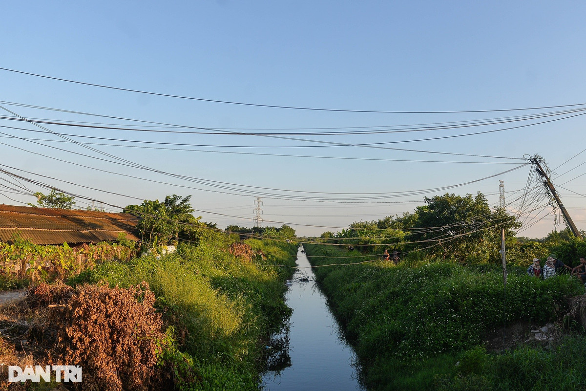 Tại hiện trường, nhà chức trách đã phong tỏa một bên đường của kênh, hướng đi vào ao nước. Lực lượng chức năng gồm cảnh sát, y tế, kiểm sát viên... đến 17h35 cùng ngày vẫn đang làm nhiệm vụ. Rất đông người dân tại địa phương tụ tập quan sát, bàn tán.