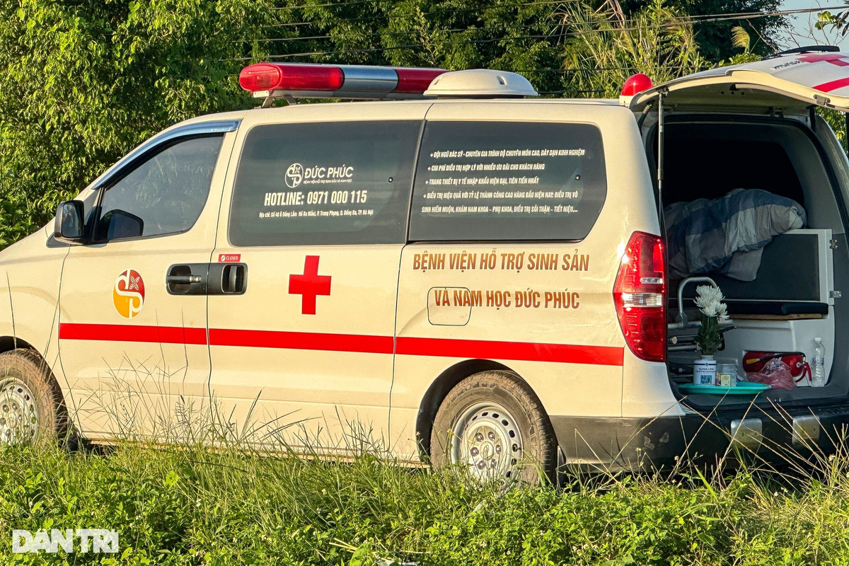 Gần 18h cùng ngày, thi thể cháu bé được lực lượng chức năng đưa khỏi hiện trường.