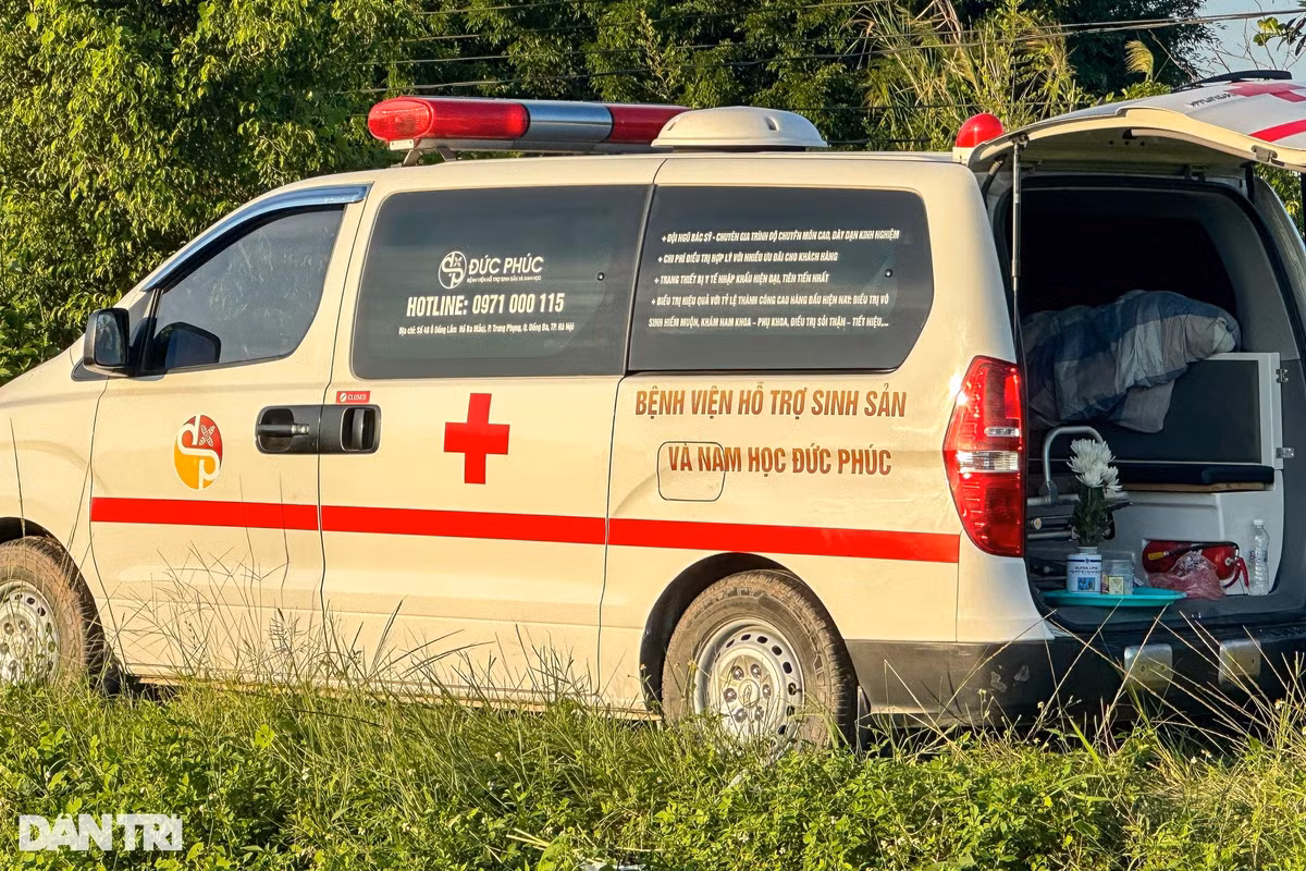 Gần 18h cùng ngày, thi thể cháu bé được lực lượng chức năng đưa khỏi hiện trường.