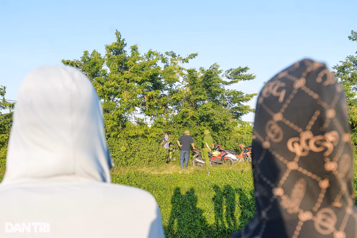 Nguồn tin tại Công an tỉnh Hưng Yên cũng cho hay, qua truy vết, lực lượng chức năng xác định đối tượng khi ở trên địa bàn xã Mễ Sở đã ghé vào một tiệm tạp hóa để mua quần áo.