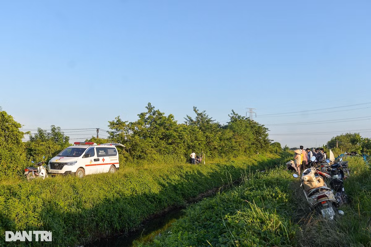 Trong khi đó, bà B. (người dân địa phương), cho biết khoảng 18h ngày 19/9, bà và một số người khác thấy một đối tượng có thể là nghi phạm bắt taxi đi ra chợ Mễ Sở để mua quần áo. "Nó (nghi phạm - PV) khoảng 25 tuổi, đi xe tay ga chở bé gái di chuyển theo hướng đi ra nghĩa trang thôn Đồng Quê. Một số người hỏi đi đâu thì bảo chở cháu đi mua thuốc", bà B. kể và cho biết lúc này, bé gái phía trước đang khóc..