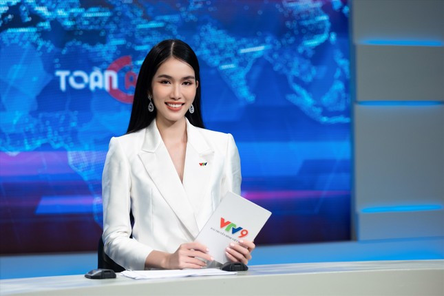 Theo đó, trước khi có cơ hội lên sóng chính thức, Phương Anh đã có gần một năm rèn luyện và trải qua các kỳ sát hạch gắt gao. Dù bận rộn với lịch trình của mình nhưng người đẹp luôn tích cực tham gia các buổi huấn luyện, thực tập tại Đài Truyền hình để làm quen với công việc. Lần đầu thử sức làm BTV, Á hậu Phương Anh gây ấn tượng với phong thái thanh lịch, đĩnh đạc. Nàng hậu được đánh giá khá tốt về khả năng dẫn dắt và truyền đạt tin tức đến khán giả.
