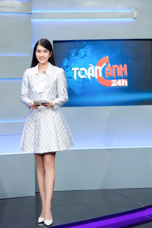 Phương Anh được đánh giá là một trong những nàng hậu đa tài của showbiz Việt. Trước khi hết nhiệm kỳ, bên cạnh việc học tập và hoàn thành sứ mệnh của một Á hậu, Phương Anh còn gây bất ngờ khi đảm nhận vai trò BTV chương trình Toàn cảnh 24h của Đài truyền hình Việt Nam.