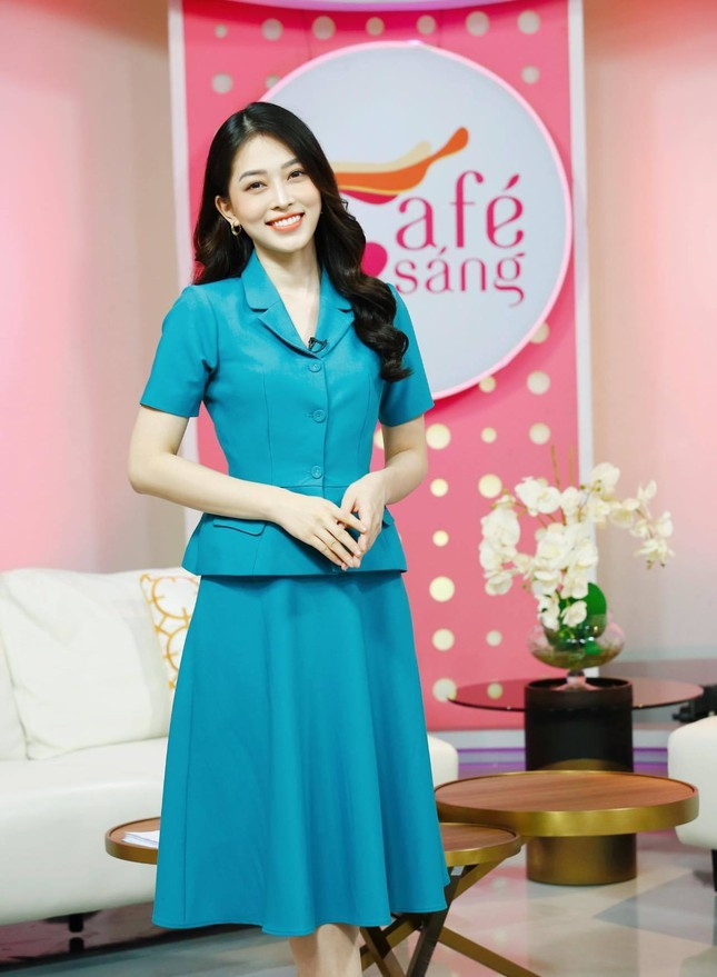 Phương Nga là Á hậu 1 của Hoa hậu Việt Nam 2018. Sau khi kết thúc nhiệm kỳ, cô được nhiều khán giả yêu mến trong vai trò MC trên sóng truyền hình. Nàng hậu đảm nhận vai trò người dẫn chương trình của Café sáng và Bữa trưa vui vẻ. Bên cạnh ngoại hình xinh đẹp, Phương Nga còn để lại ấn tượng với khán giả qua lối dẫn duyên dáng, tự nhiên và hài hước.