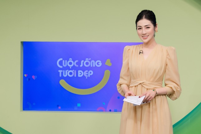 Gần đây, người đẹp Tú Anh cùng MC Tuấn Tú đã đảm nhận vai trò dẫn dắt chương trình Cuộc Sống Tươi Đẹp trên VTV3. Đây là chương trình đánh dấu sự trở lại của mỹ nhân Việt. Sau khi lên sóng, cô nhận được sự ủng hộ, yêu thương từ đông đảo khán giả.