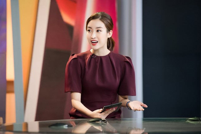 Sự kiện Đại hội Thể thao Đông Nam Á lần thứ 31 (SEA Games 31) vừa qua, Hoa hậu Đỗ Mỹ Linh đảm nhận vai trò MC, BTV đồng hành với khán giả qua 2 bản tin Toàn cảnh SEA Games và Nhật ký SEA Games. Nàng hậu cho biết ngay từ khi còn nhỏ đã yêu thích và mơ ước trở thành BTV. Đặc biệt, Hoa hậu Đỗ Mỹ Linh coi đây là một cơ hội phát triển tốt của bản thân trong tương lai. Người đẹp được netizen đánh giá là một trong những nữ BTV Thể thao "hot" nhất thời điểm hiện tại của VTV.