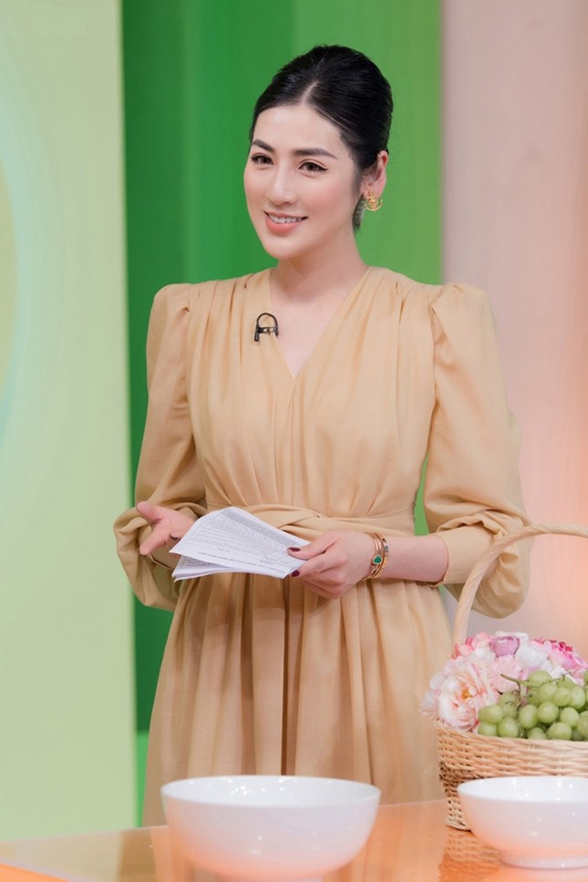 Tú Anh đăng quang ngôi vị Á hậu 1 cuộc thi Hoa hậu Việt Nam 2012. Xuất thân từ Học viện Báo chí và Tuyên truyền, nàng hậu luôn nuôi mơ ước được trở thành một MC truyền hình, một BTV. Tú Anh từng gác lại công việc này để trở về chăm lo cho gia đình nhỏ của mình. Tuy nhiên, mới đây, mỹ nhân Việt đã một lần nữa quay trở lại với nhan sắc mặn mà và giọng nói truyền cảm hơn trước.