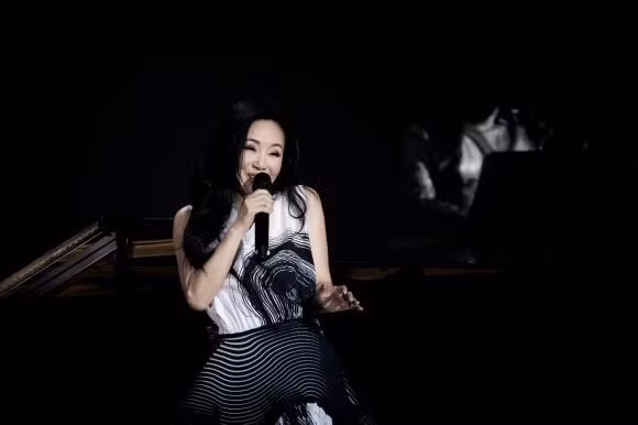 Ca sĩ Hồng Nhung vừa có buổi triển lãm ảnh với nhạc sĩ Trịnh Công Sơn. Trong ngày giỗ của nhạc sĩ tài hoa quá cố, cô còn đến nhà để thắp hương và tưởng niệm về ông. Sau khi ly hôn chồng Tây, cô đã tìm thấy hạnh phúc mới trọn vẹn và thoải mái chia sẻ lên trang cá nhân.