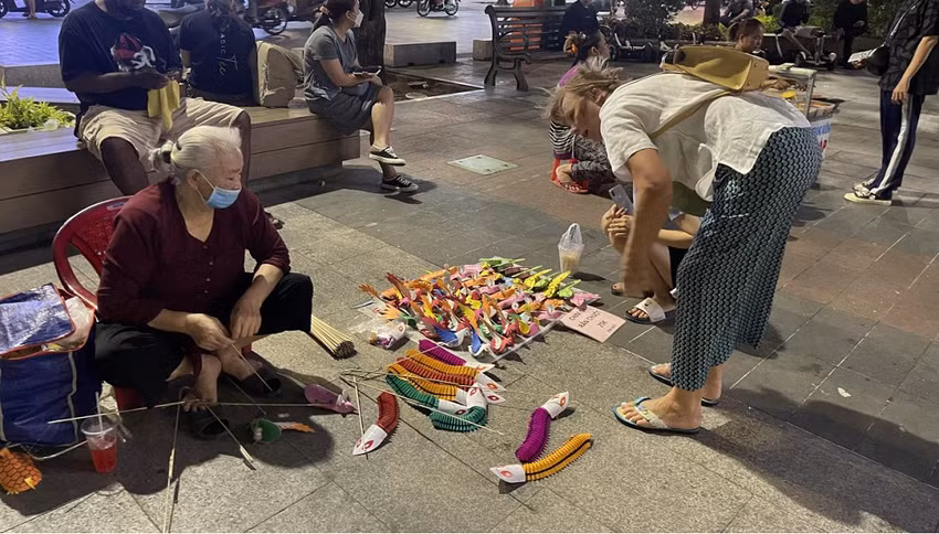 Ra pho di bo Nguyen Hue tim tuoi tho voi sau bo, cao cao