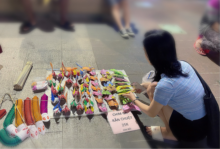 Ra phố đi bộ Nguyễn Huệ tìm tuổi thơ với sâu bọ, cào cào - Hình 2 Ra pho di bo Nguyen Hue tim tuoi tho voi sau bo, cao cao-Hinh-2