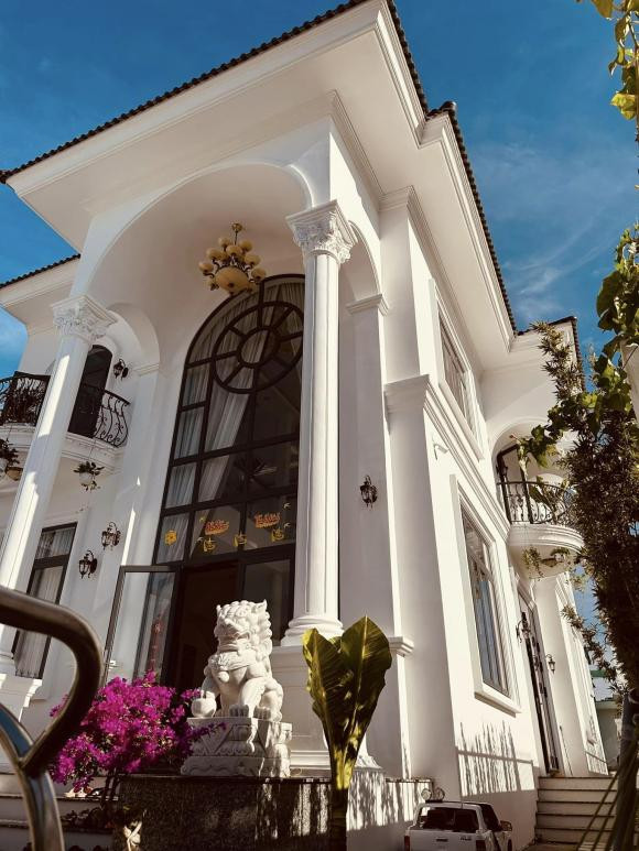 Mới đây, một cô gái 33 tuổi đã hạnh phúc chia sẻ biệt thự rộng rãi xây cho bố mẹ dưỡng già: "Đã hoàn tất ước mơ năm 33 tuổi. Xây tặng bố mẹ căn nhà dưỡng già. Năm nay mình về quê ăn Tết cảm giác vui lạ thường. Vì hơn 10 năm qua, N chưa được đón giao thừa cùng gia đình. Năm nay sắp được đón giao thừa cùng ba mẹ và anh chị trong chính căn nhà mà chính mình xây nên lại hạnh phúc gấp bội.