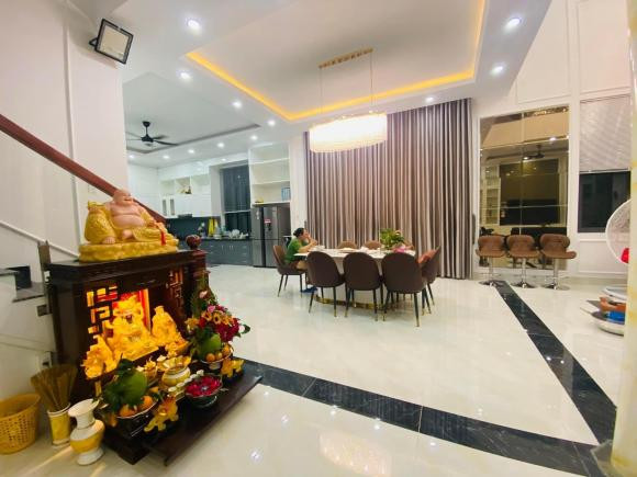 Về nhìn căn nhà mình thật sự thấy hạnh phúc quá, hơn 25 năm ao ước, có thể xây được căn nhà khang trang chút để bố mẹ sống được thoải mái hơn. Thì nay mình đã xây được căn nhà này tặng ba mẹ, thật sự mình hạnh phúc vô cùng, đến giờ phút này vẫn không nghĩ mình có thể xây được căn nhà như thế này luôn á".