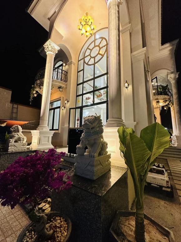 Cô gái xây biệt thự trắng để tặng cho bố mẹ dưỡng già.