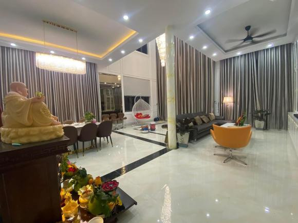 Khu vực phòng khách rộng rãi ở tầng 1.