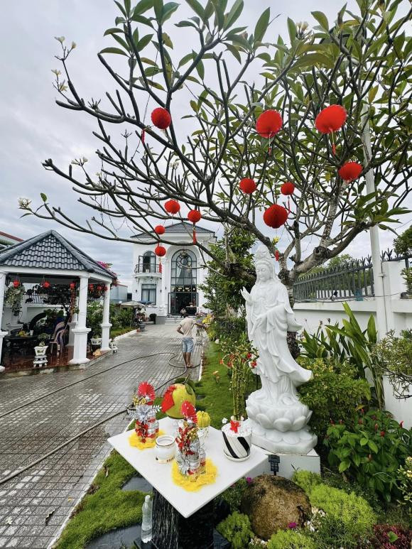 Sau khi thành công, kiếm được nhiều tiền, nhiều người đã quyết định xây biệt thự báo hiếu bố mẹ. Dù nhỏ hay lớn nhưng tấm lòng của những người con vẫn đáng được trân trọng.