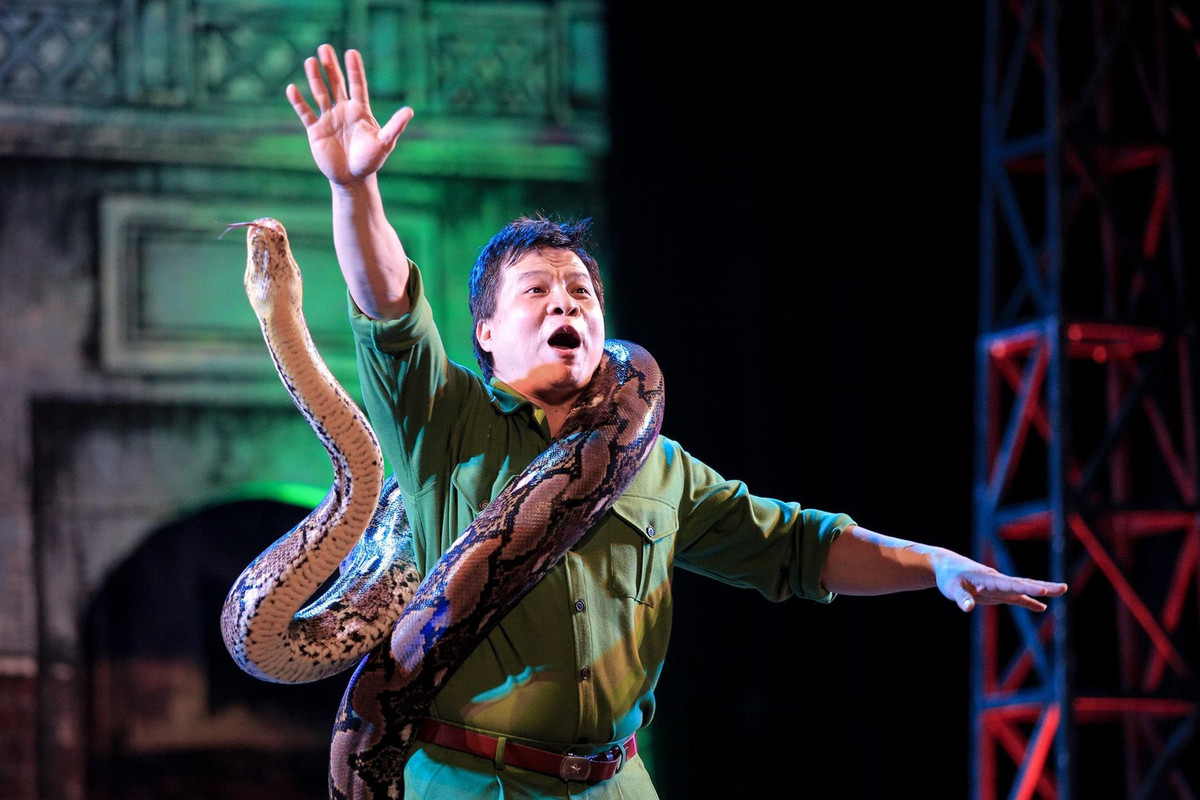 "Ông vua xiếc Việt" kể chuyện ăn ngủ cùng trăn khổng lồ ảnh 6 "Ông vua xiếc Việt" kể chuyện ăn ngủ cùng trăn khổng lồ ảnh 6