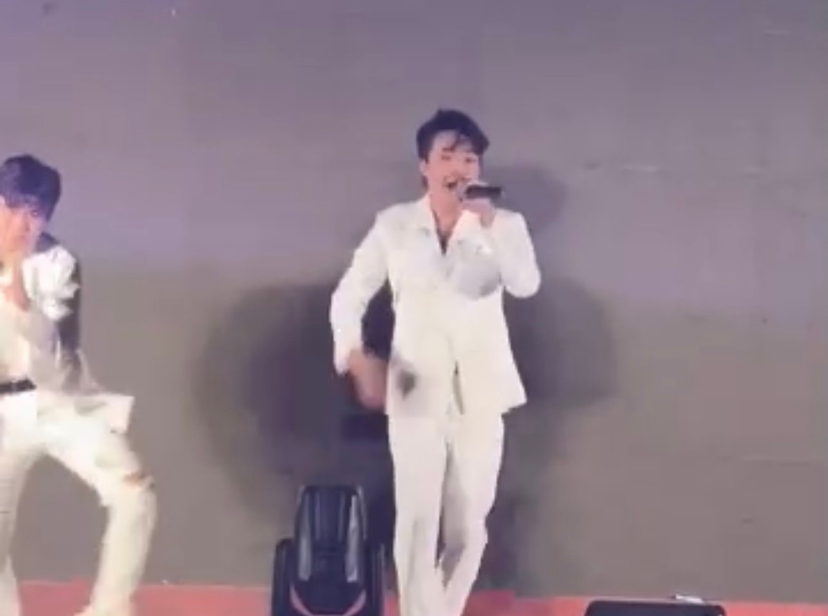 Hai vu cong bieu dien cung Titi bi man hinh LED de trung nguoi