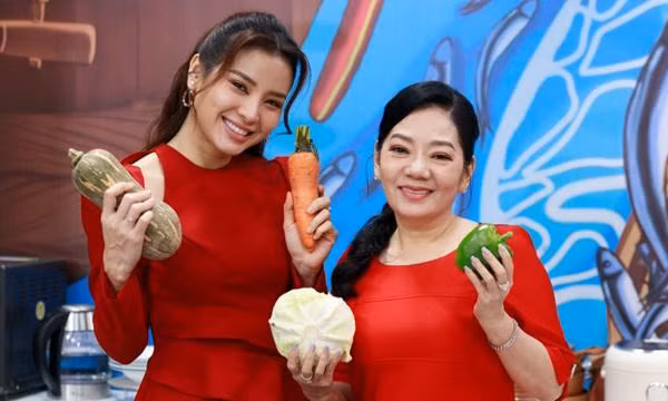  Mẹ chồng Phương Trinh Jolie là người phụ nữ bình dị như bao người phụ nữ khác. Bà luôn cố gắng để nuôi dạy con cái trưởng thành. Đến khi con trai Quý Bình kết hôn, bà mới bất ngờ vì hoàn cảnh đặc biệt của con dâu.