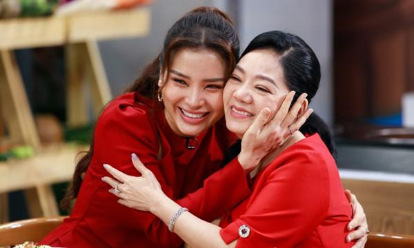 hương Trinh Jolie khá thẳng tính nên có thể phản bác lại mẹ chồng để bảo vệ quan điểm và sẵn sàng góp ý cho mẹ chồng để cuộc sống tốt hơn. Bản thân nữ diễn viên cũng thừa nhận từng xảy ra chiến tranh lạnh với mẹ chồng.Trong quan điểm của mình, Phương Trinh Jolie cho rằng, chưa chắc người lớn lúc nào cũng đúng, có thể điều đó đúng với thời đại trước đây của mẹ, nhưng không đúng với hoàn cảnh vợ chồng cô ở hiện tại, yêu thương không nằm ở sự nhân nhượng. Nhưng sau tất cả, hai mẹ con Phương Trinh Jolie vẫn hòa thuận cùng nhau, cô chia sẻ tại chương trình Mẹ chồng nàng dâu.