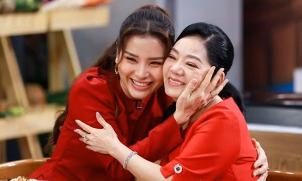 Phương Trinh Jolie khá thẳng tính nên có thể phản bác lại mẹ chồng để bảo vệ quan điểm và sẵn sàng góp ý cho mẹ chồng để cuộc sống tốt hơn. Bản thân nữ diễn viên cũng thừa nhận từng xảy ra chiến tranh lạnh với mẹ chồng.Trong quan điểm của mình, Phương Trinh Jolie cho rằng, chưa chắc người lớn lúc nào cũng đúng, có thể điều đó đúng với thời đại trước đây của mẹ, nhưng không đúng với hoàn cảnh vợ chồng cô ở hiện tại, yêu thương không nằm ở sự nhân nhượng. Nhưng sau tất cả, hai mẹ con Phương Trinh Jolie vẫn hòa thuận cùng nhau, cô chia sẻ tại chương trình Mẹ chồng nàng dâu.