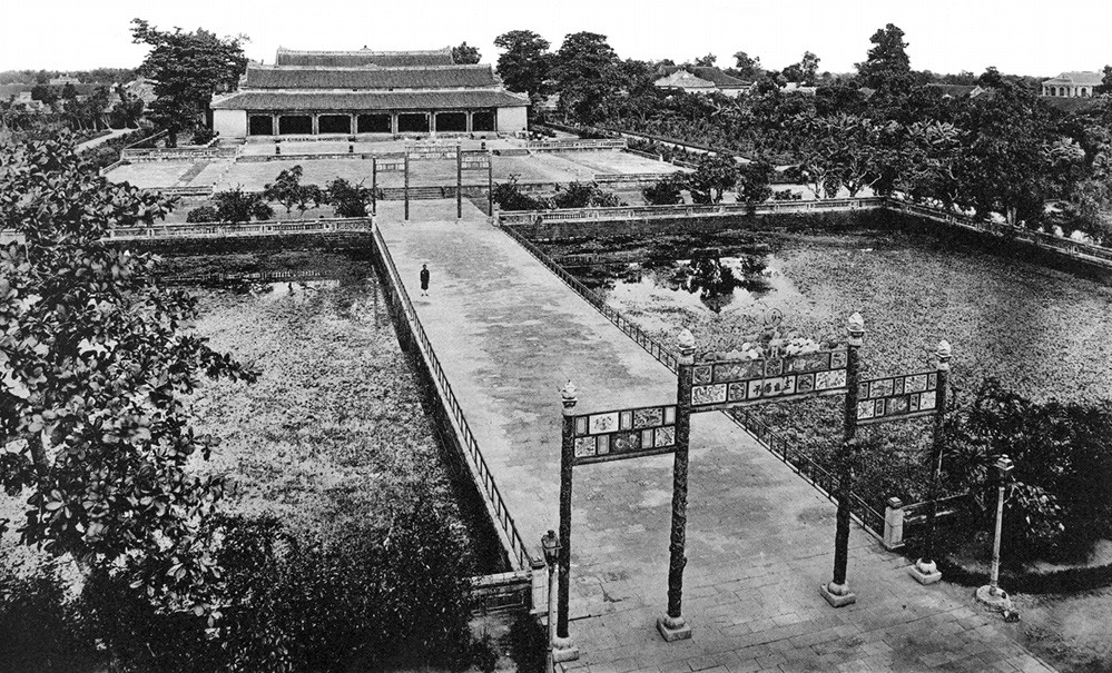 Sách có 261 bức ảnh, được chụp ở 3 miền Bắc, Trung, Nam; chú thích bằng tiếng Việt, Pháp, Anh, Đức. Ảnh: Nghi môn bằng đồng trước điện Thái Hòa, kinh thành Huế xưa. Thái Hòa là cung điện nằm trong khu vực Đại Nội, nơi đăng quang của 13 vua triều Nguyễn.